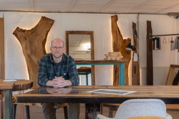 Den Charakter des reginalen Holzes zu erhalten, hat sich Tischlermeister Jan Narten zur Aufgabe gemacht.